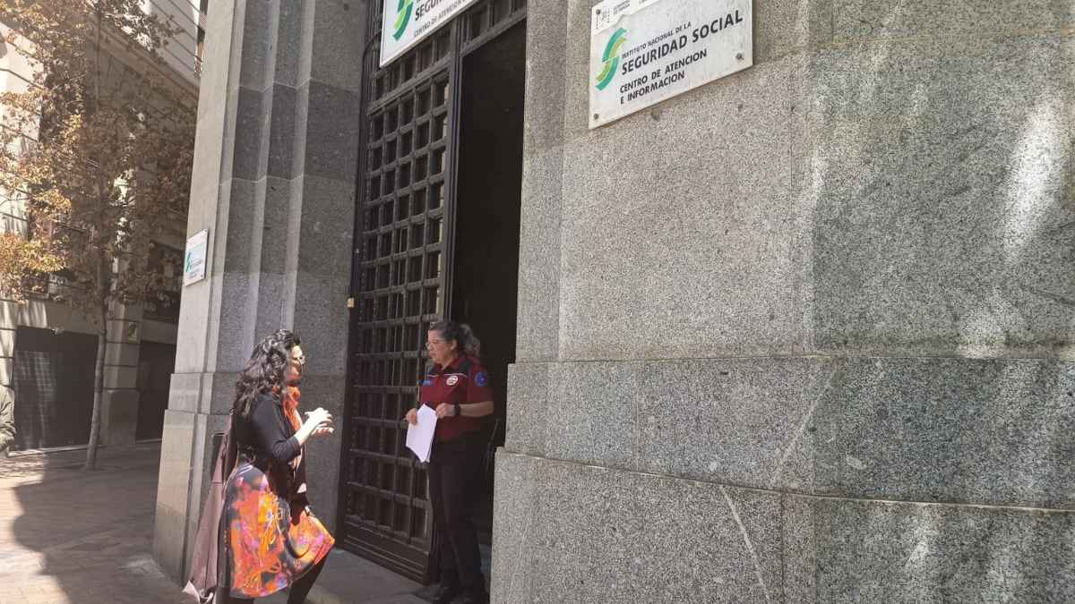 Mujer acude a oficina de la Seguridad Social tras denegación de pensión de viudedad por matrimonio breve