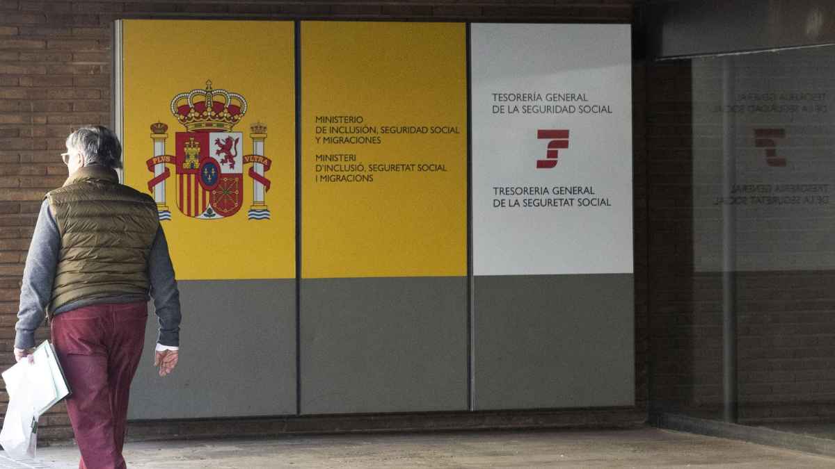 Oficina de la Seguridad Social en España con acceso peatonal