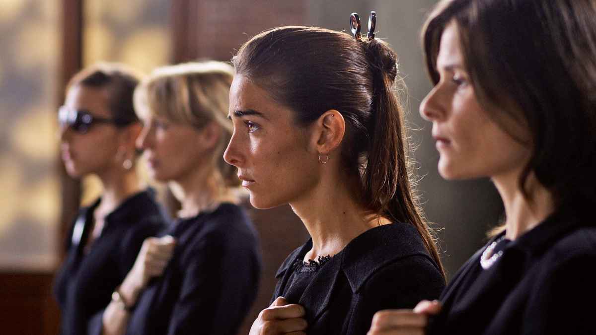 Mujeres vestidas de luto que podrían verse afectadas por las revisiones de pensiones de viudedad de la Seguridad Social