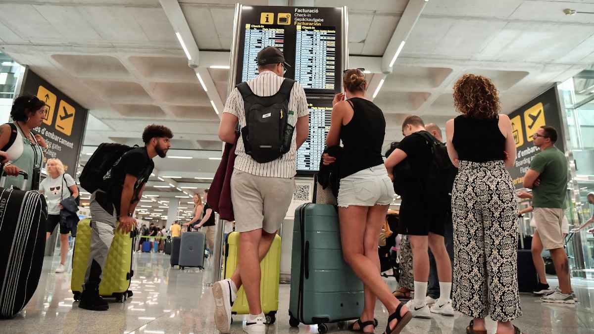 personas en aeropuerto con maletas por vacaciones en el extranjero cobrando paro
