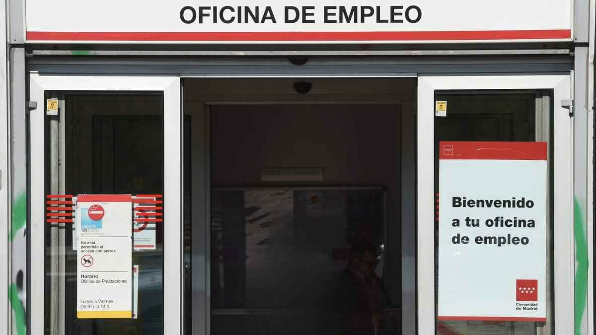 Entrada de una oficina de empleo del SEPE en Madrid para solicitar el subsidio por desempleo