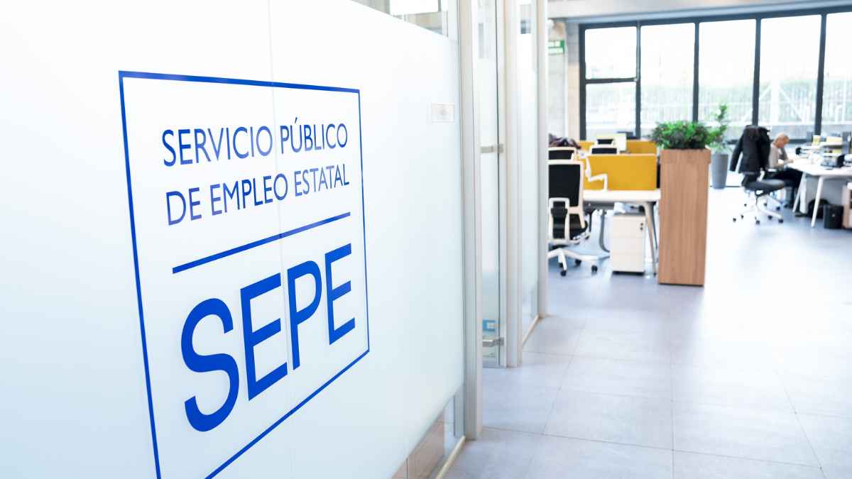 Oficina del SEPE con ofertas de empleo para administrativos con contrato indefinido