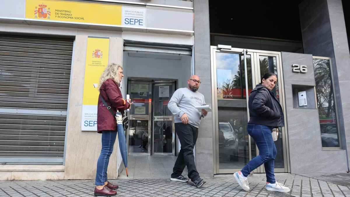 Personas entrando y saliendo de una oficina del SEPE, relacionada con el nuevo subsidio de 570 euros para desempleados de 30 a 55 años