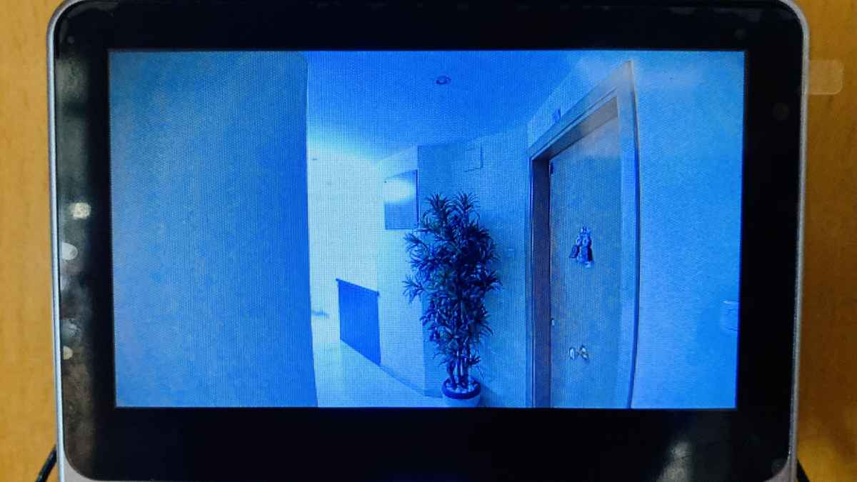 Imagen de la mirilla digital que graba el rellano de un edificio, motivo de la sentencia del Supremo sobre privacidad de vecinos
