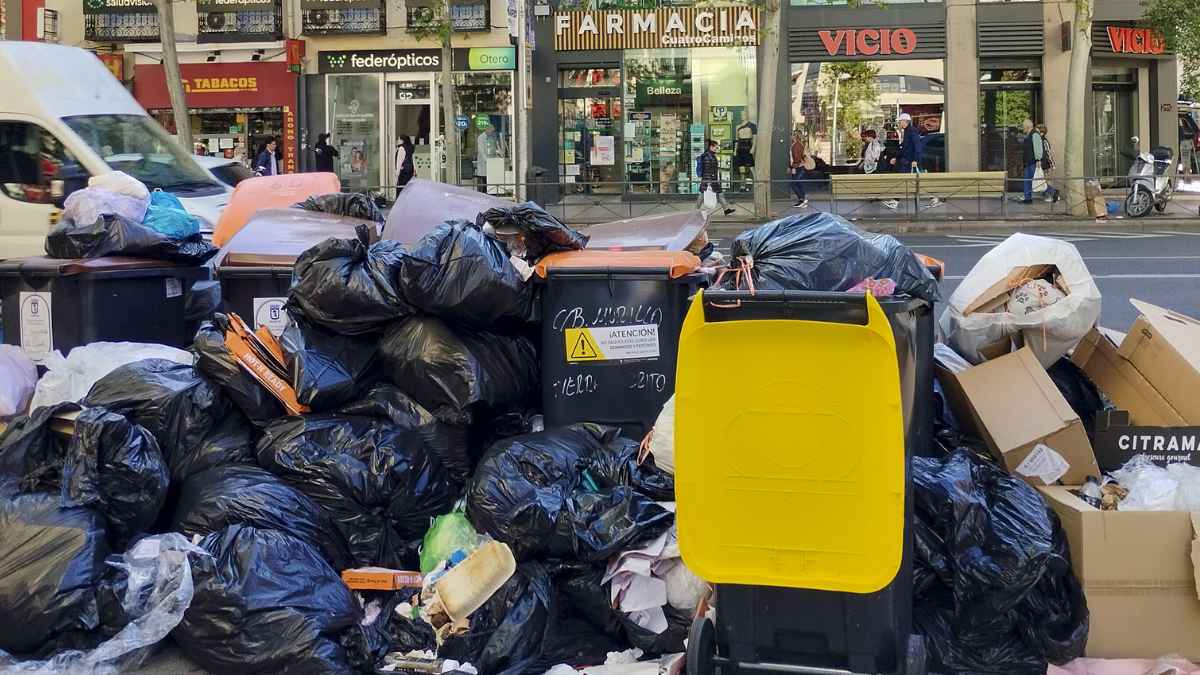 Contenedores de basura desbordados en una calle de Madrid por la nueva tasa municipal