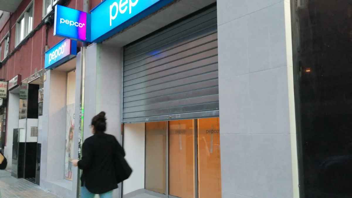 Tienda Pepco cerrada con persiana bajada tras anunciar su cierre definitivo y el fin de la venta de alimentos y droguería