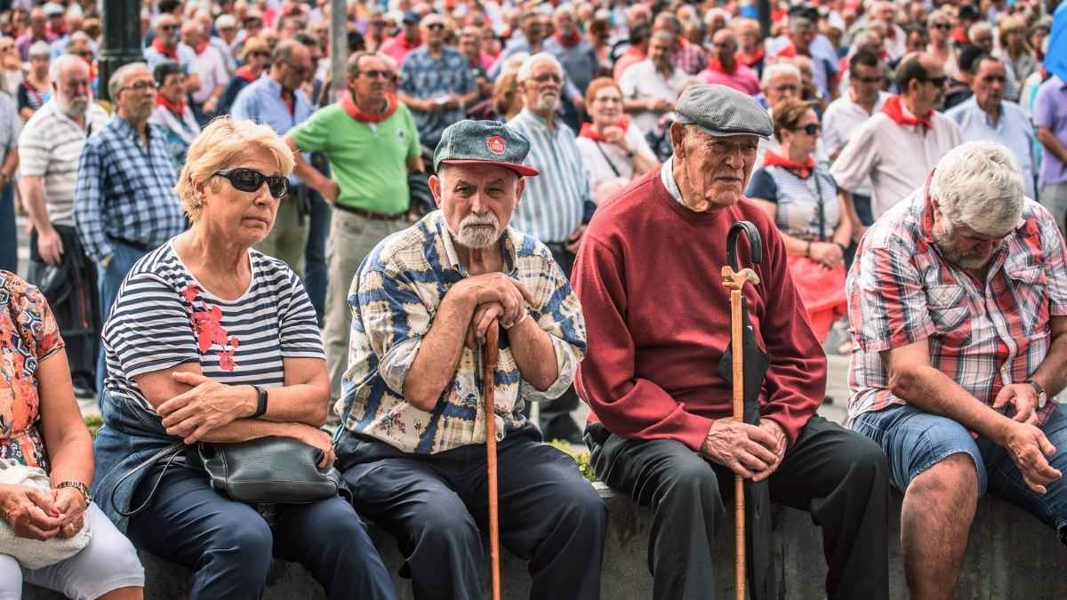 Personas mayores en España que representan a los trabajadores que podrán jubilarse a los 65 años en 2026