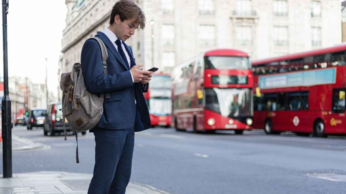 tres jovenes espanoles trabajando en el extranjero londres independencia y calidad de vida