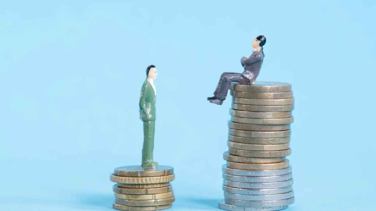 Comparación de clase media-baja y clase alta representada con figuras sobre pilas de monedas