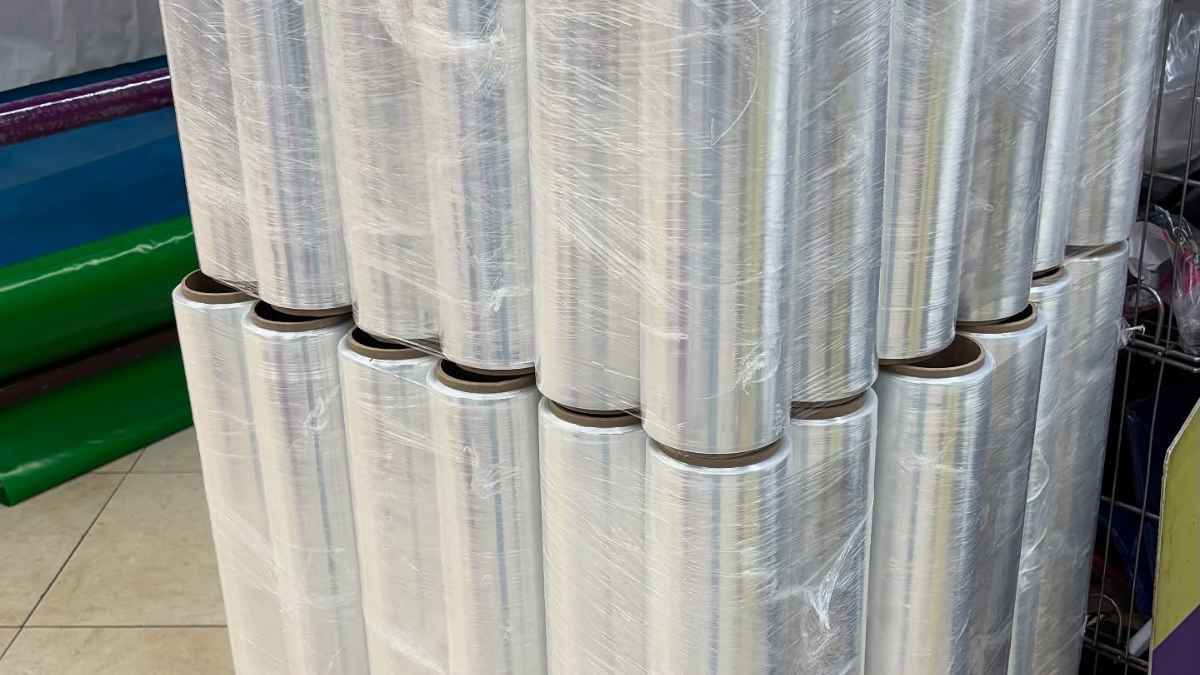 Rollos de plástico retráctil apilados, material usado por el trabajador despedido de XPO que envolvió a un compañero