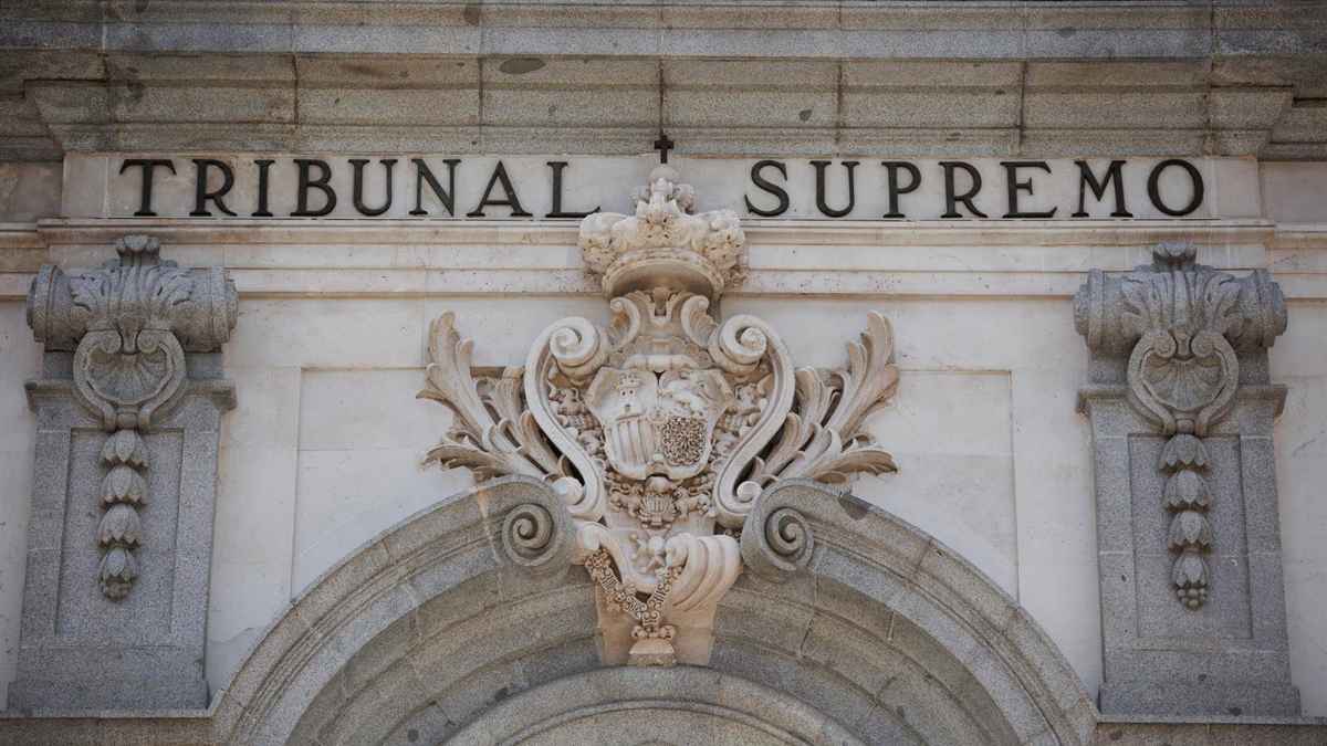 Fachada principal del Tribunal Supremo de España con escudo oficial