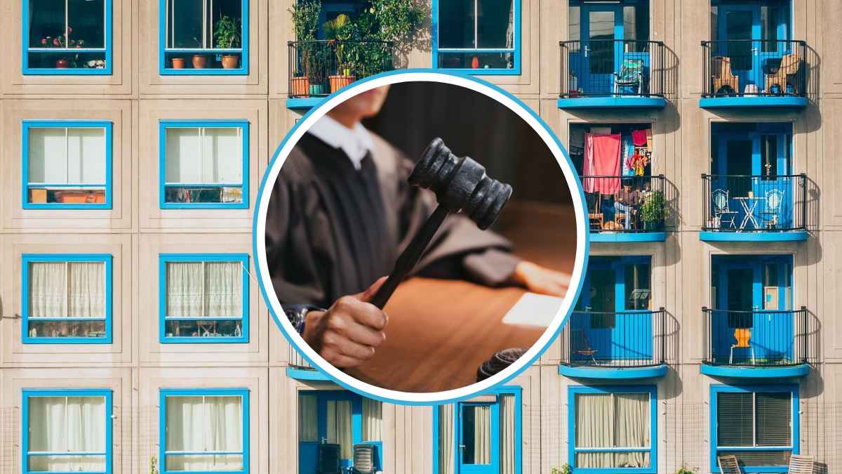 Juez con mazo en mesa simbolizando sentencia judicial sobre obras ilegales en patio comunitario de edificio residencial