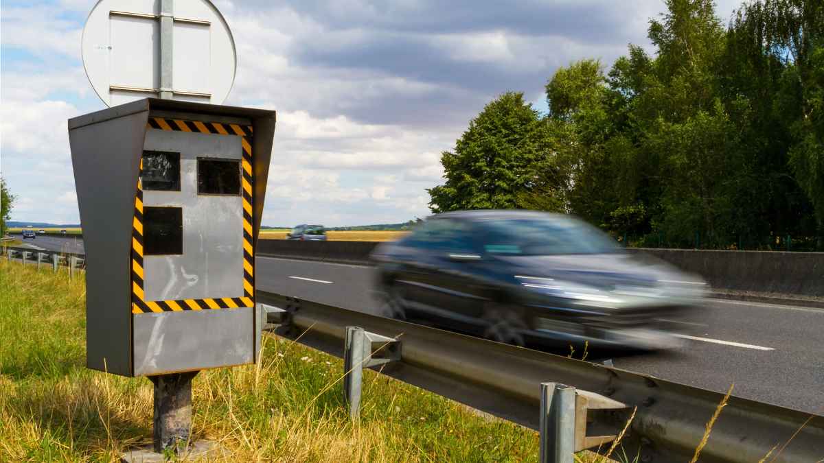Radar fijo en carretera para control de velocidad y multas