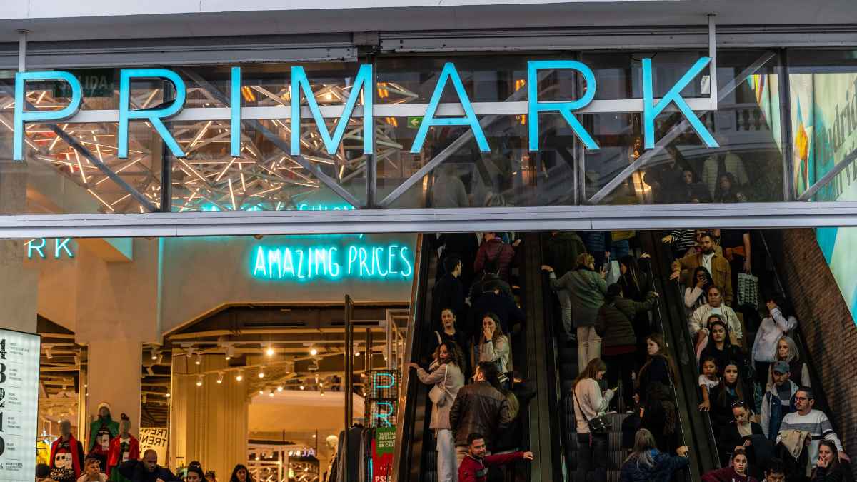 Fachada de tienda Primark con clientes entrando y saliendo