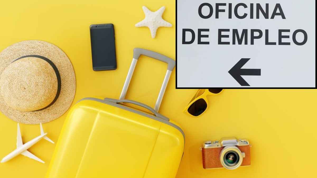 Maleta de vacaciones junto a cartel de Oficina de Empleo que refleja cómo cotizan los días pendientes en paro y jubilación