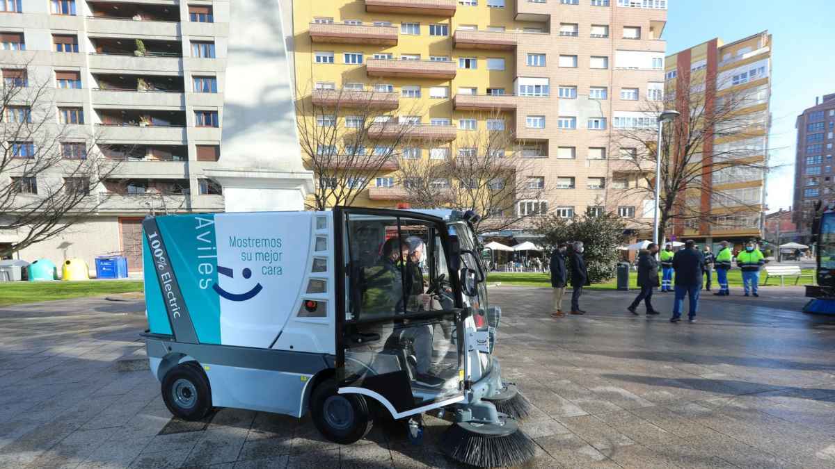 Barredora municipal de Avilés en funcionamiento en una zona residencial