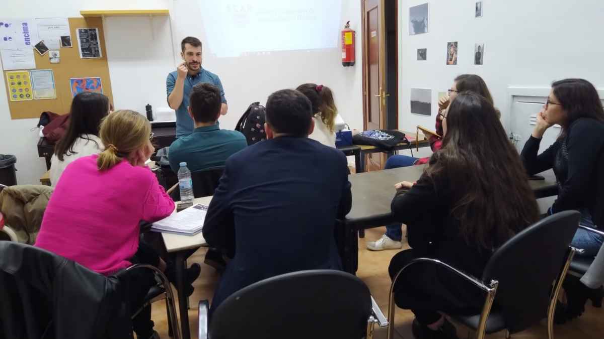 Clase presencial de la academia gratuita de oposiciones ECAP con alumnos preparando el acceso a la función pública