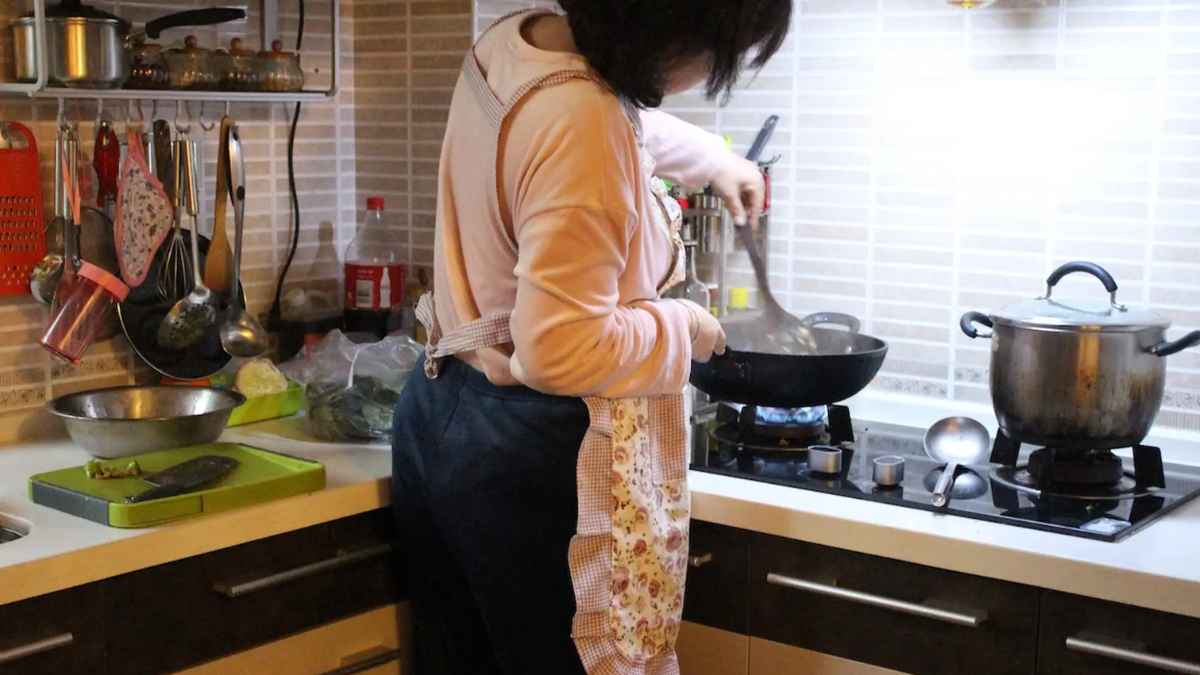 Ama de casa cocinando en la cocina pensión no contributiva IMSERSO 564 euros