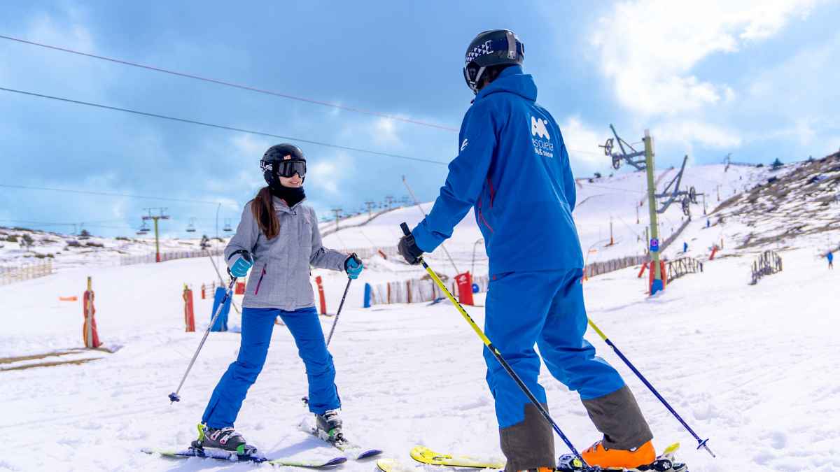 Instructor de esquí de Aramón enseñando a una alumna