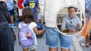 Padre con su hija y funcionario de la Seguridad Social explicando cómo recuperar atrasos del complemento por hijo