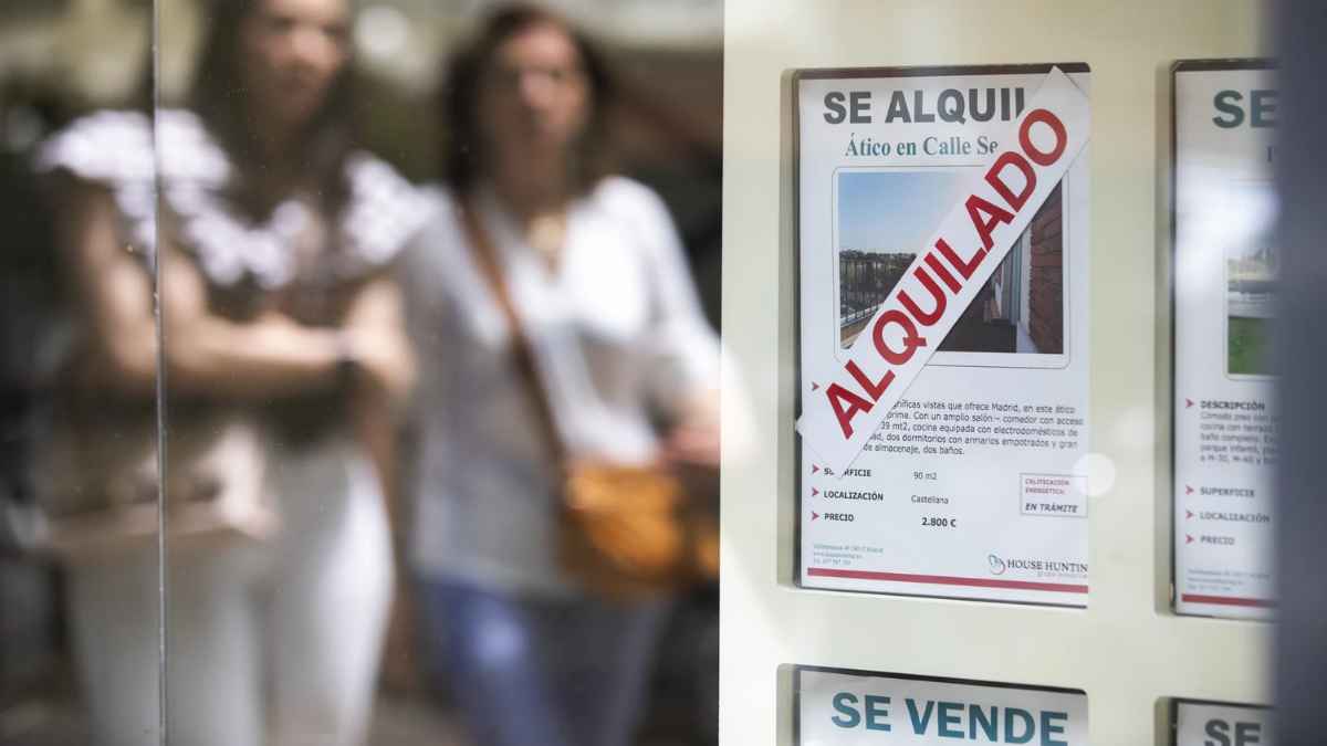 Cartel de piso alquilado en inmobiliaria relacionado con ayudas al alquiler del Gobierno