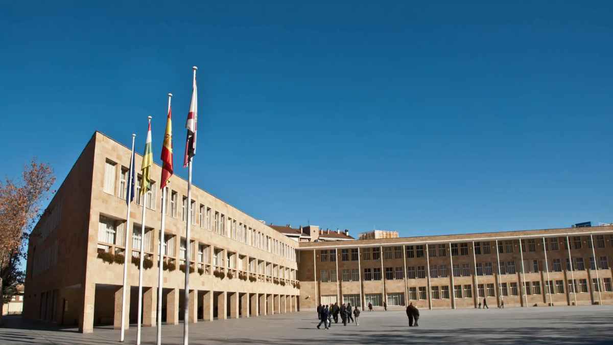 Ayuntamiento de Logroño oferta de empleo público con 23 operarios y un director del Teatro Bretón