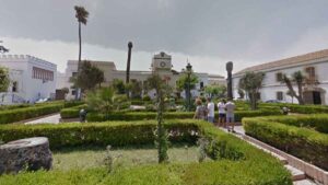 Ayuntamiento de Tarifa donde se convocan 27 plazas fijas de limpieza