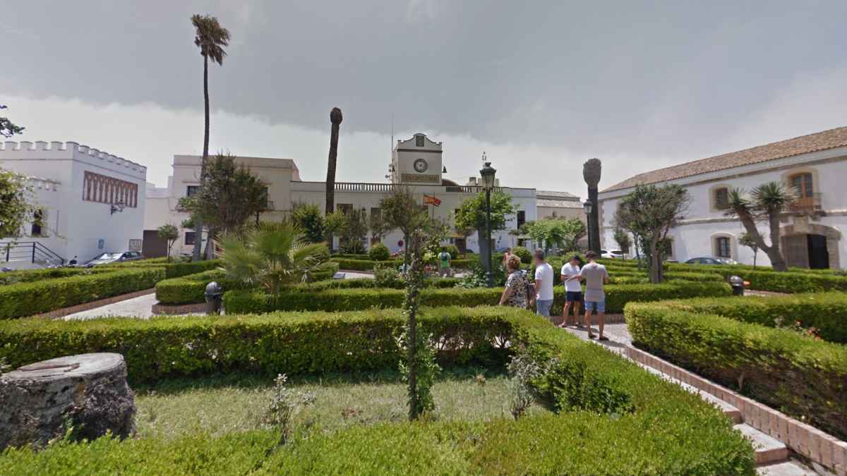 Ayuntamiento de Tarifa donde se convocan 27 plazas fijas de limpieza