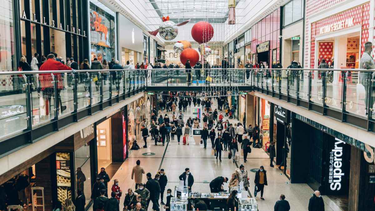 Centro comercial en Barcelona con clientes antes del cierre dominical en comercios