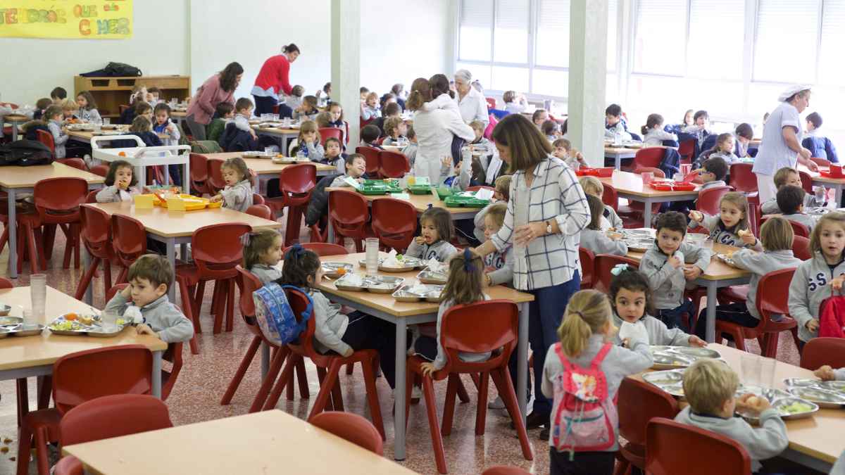 Niños en comedor escolar beneficiarios de las becas de comedor en Madrid