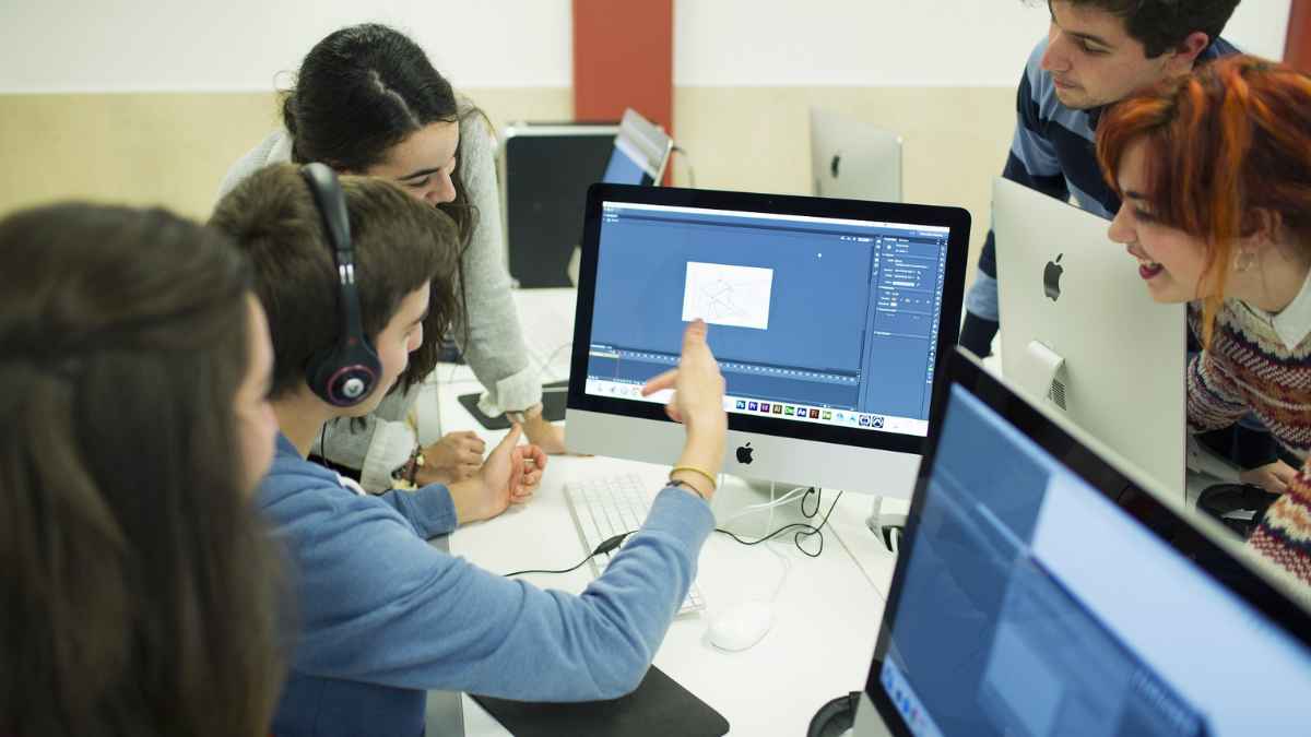 Estudiantes trabajando en clase con becas Banco Santander 1000 euros curso
