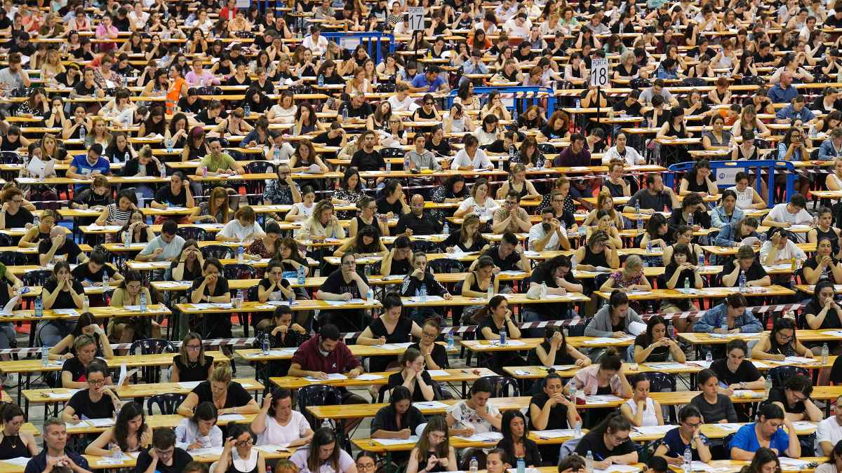 Aspirantes realizando examen en oposiciones