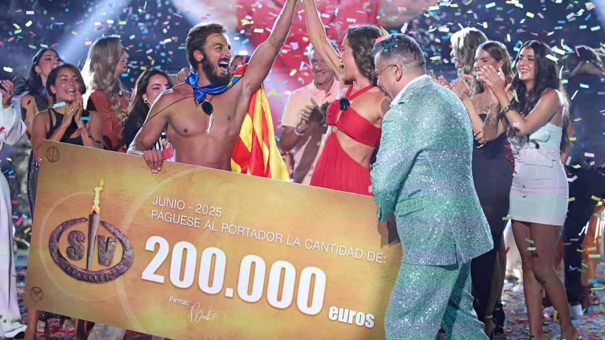 Ganador de Supervivientes 2025 celebrando con cheque de 200.000 euros