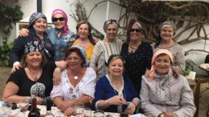 Mujeres pensionistas reunidas representando la brecha de género en las pensiones