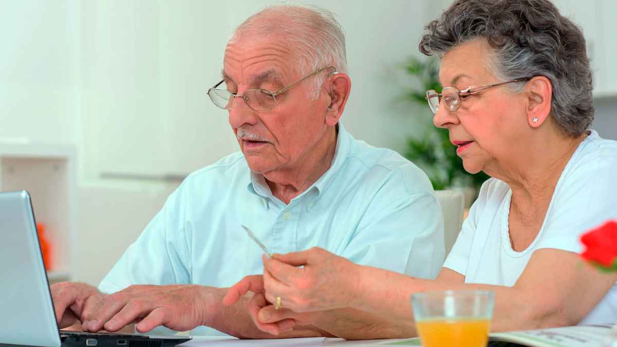 Pareja de jubilados revisando su pensión online en 2026 con el nuevo sistema dual