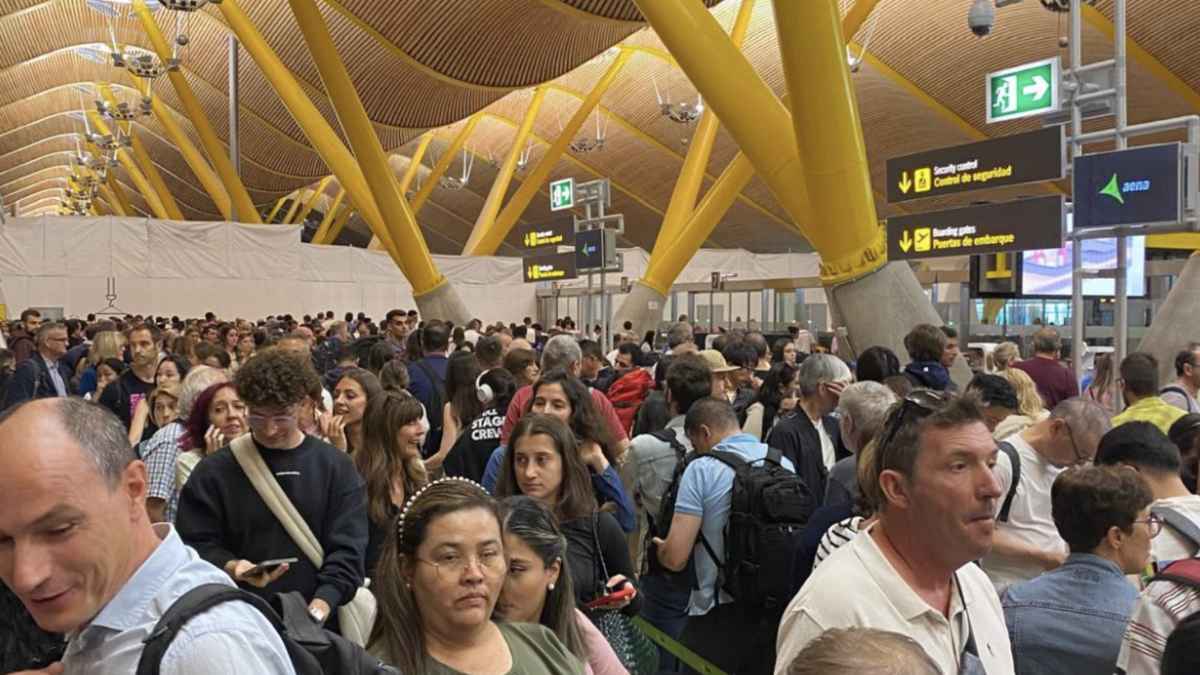 Colas en el aeropuerto de Barajas por la huelga indefinida de vigilantes de seguridad en la T4