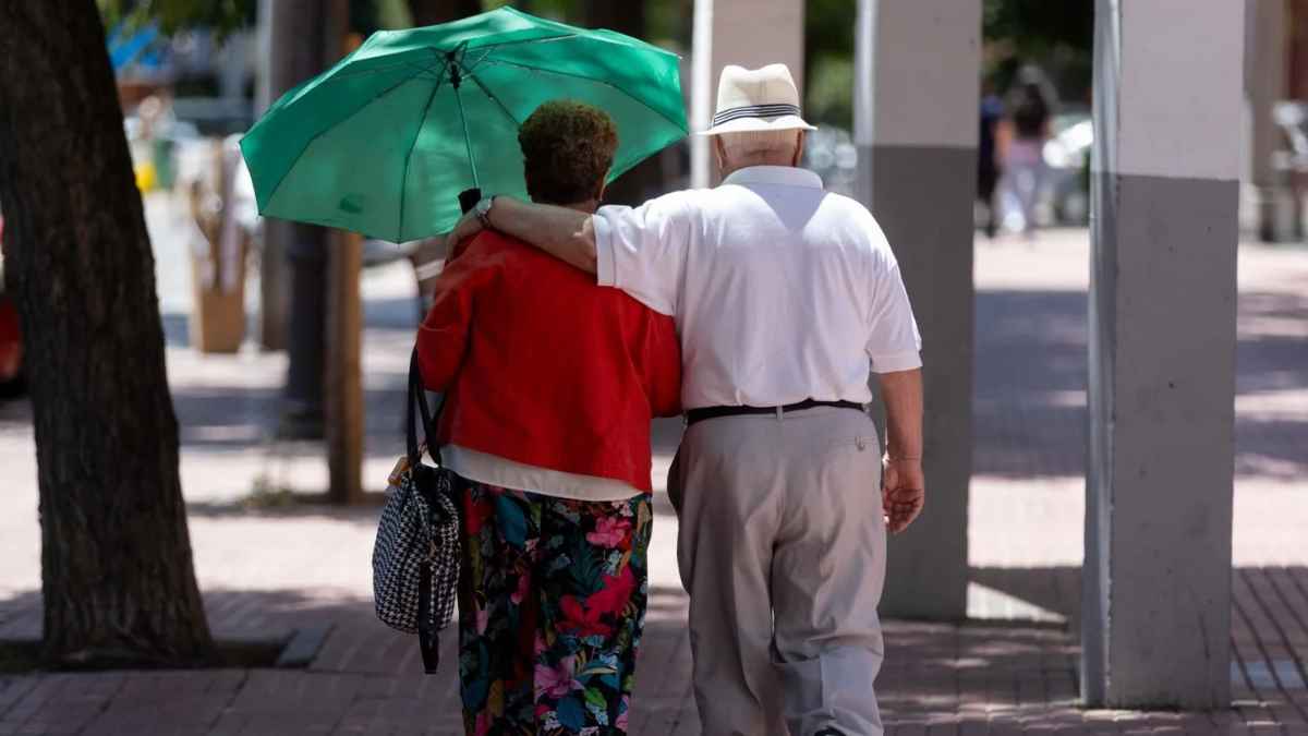 Pareja de jubilados paseando beneficiarios del carnet gratuito de la Seguridad Social