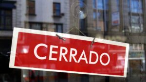 Cartel de cerrado en tienda por cierre de supermercados y despidos