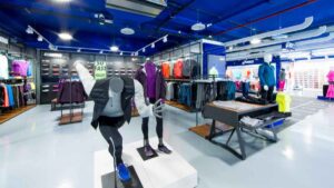 Interior de tienda Intersport en España con ropa deportiva en liquidación por cierre