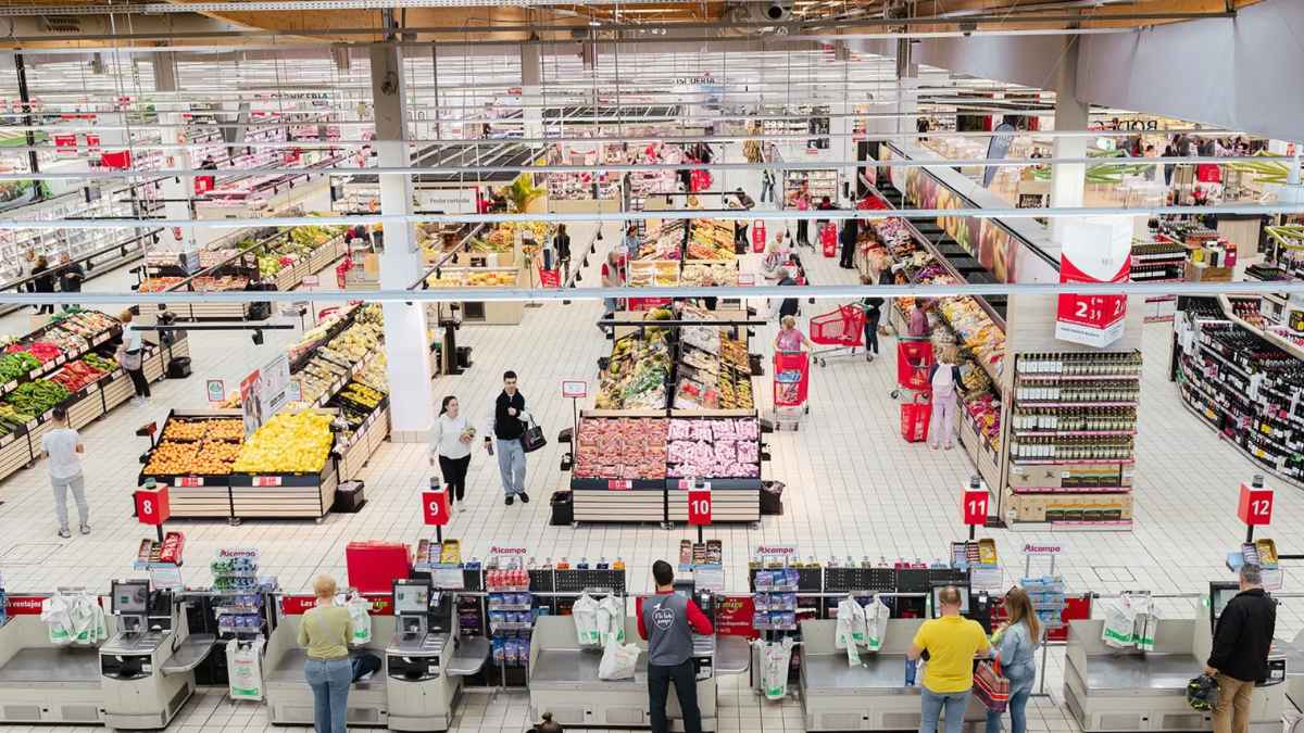 Interior de supermercado Alcampo en España antes del cierre de tiendas y despidos