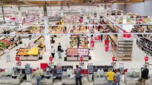 Interior de supermercado Alcampo en España antes del cierre de tiendas y despidos