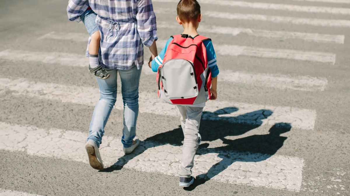 madre con hijo camino al colegio conciliación laboral