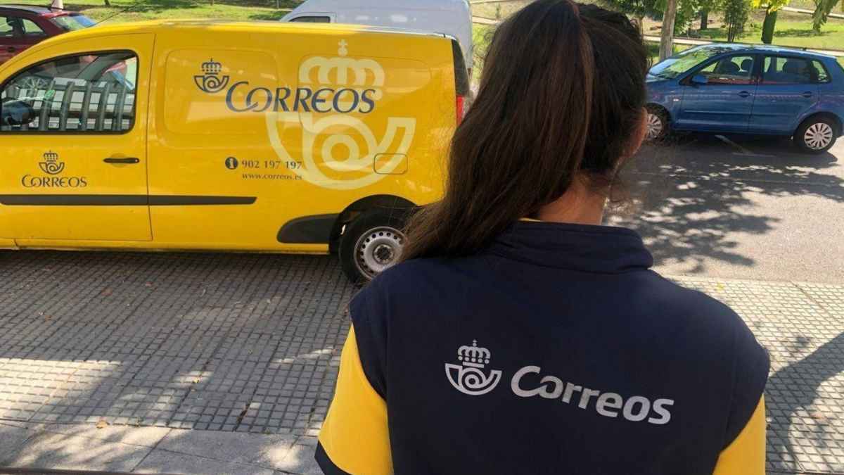 Trabajadora de Correos junto a furgoneta amarilla tras despido por paquetes de Amazon
