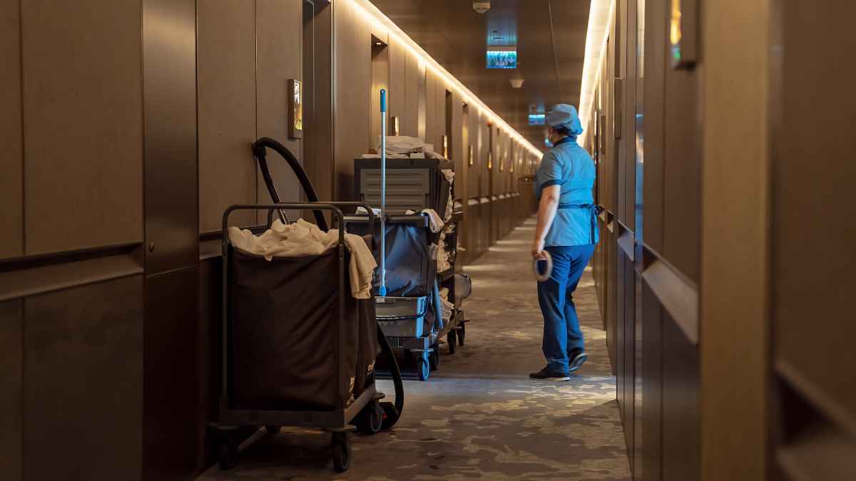 Trabajadora de limpieza con sueldo bajo beneficiada por deducción automática en la Renta 2026