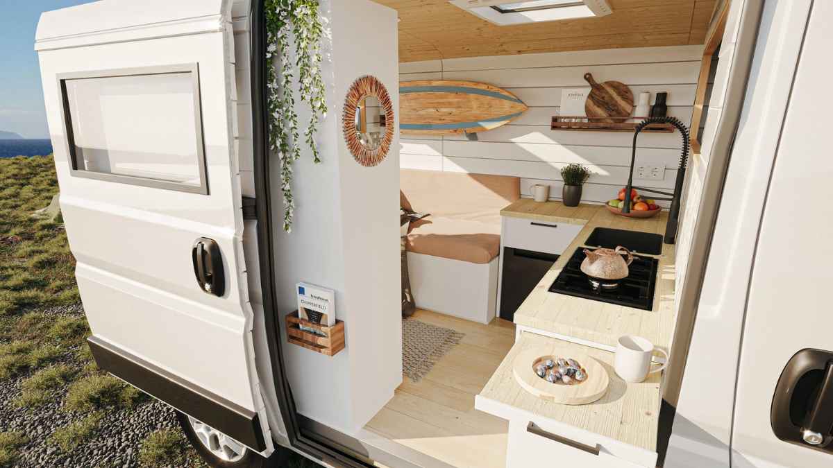 Interior de furgoneta camperizada para viajes tras dejar empleo fijo
