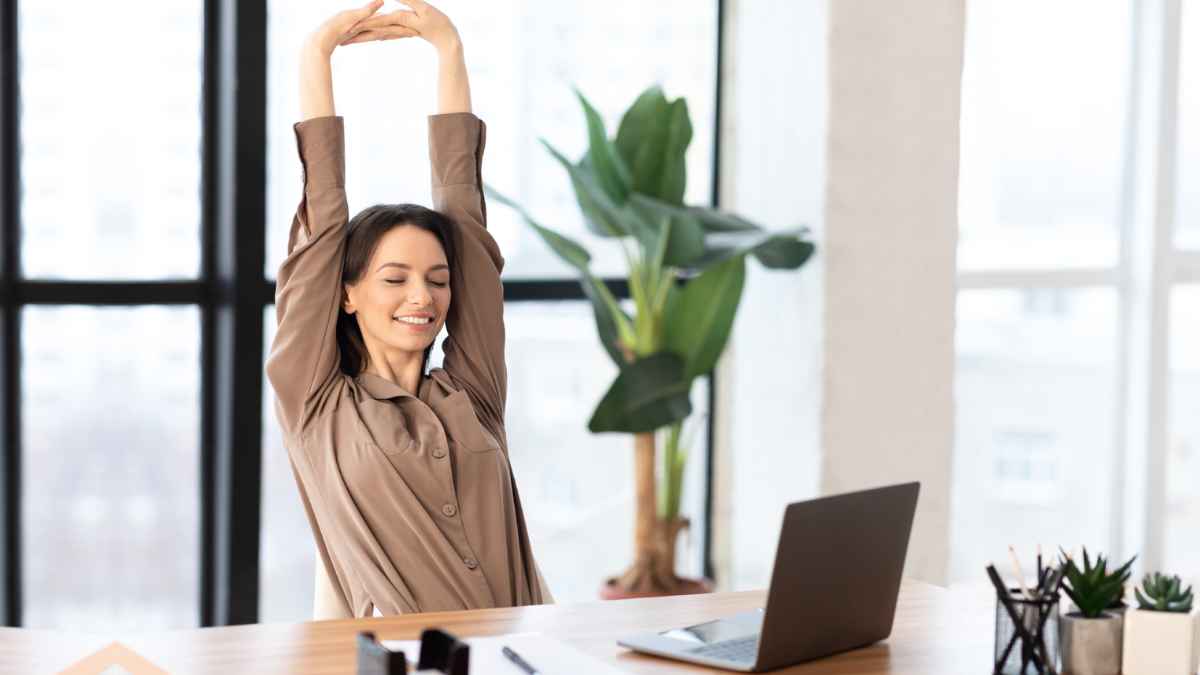 trabajadora descansando en oficina durante la jornada laboral