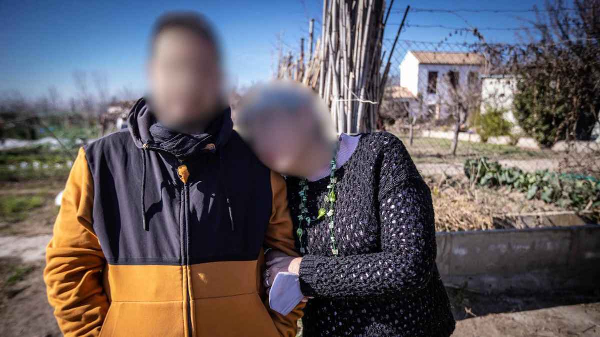 Hombre desempleado acompañado de su madre en el extranjero durante la prestación por desempleo