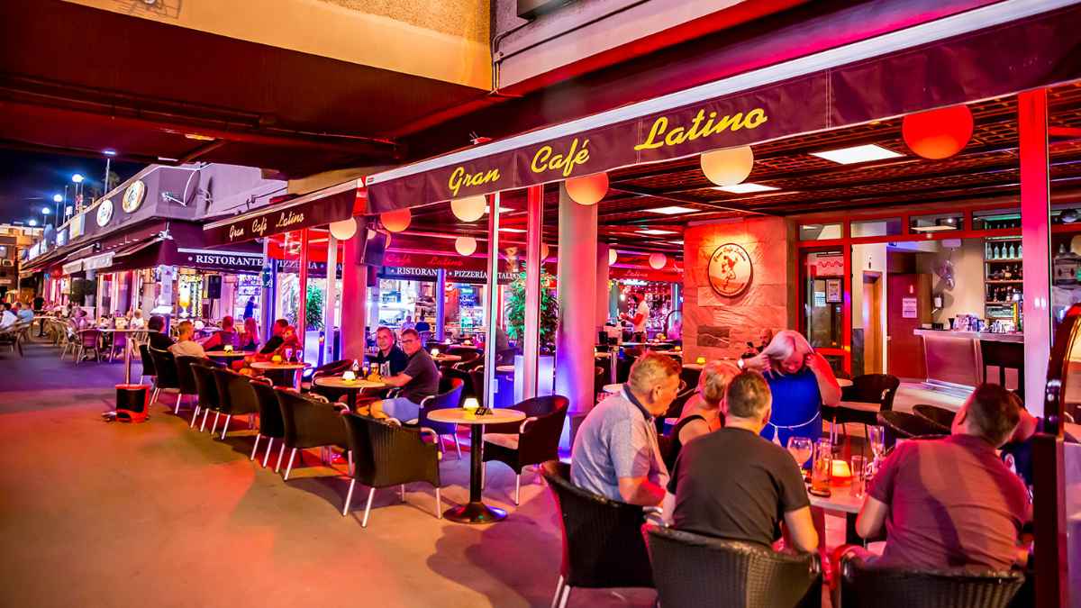 Gran Café Latino en San Bartolomé de Tirajana, lugar del despido del camarero en Canarias