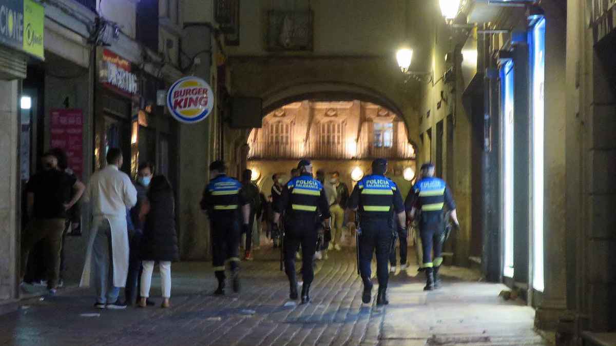 Policía en las inmediaciones de un Burger King tras despido de empleados por botellón en el aparcamiento