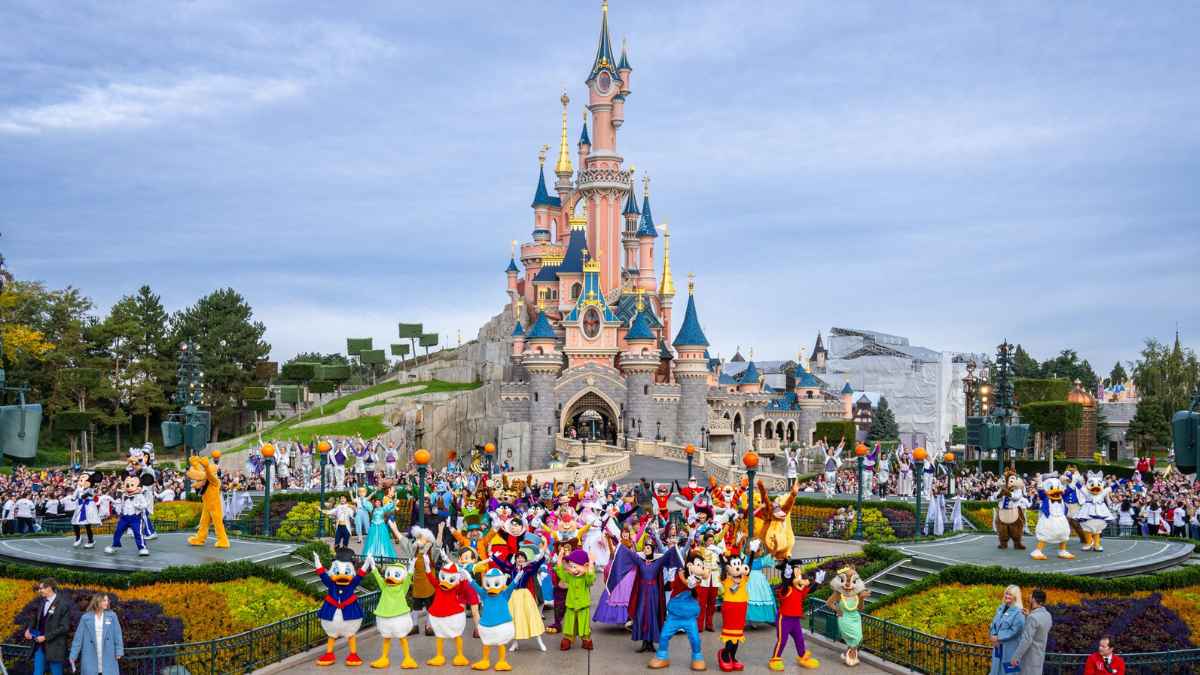 Ofertas de empleo Disneyland París camareros cocineros recepcionistas Sevilla y Valencia con alojamiento incluido